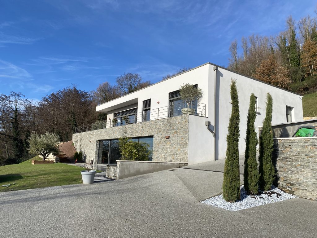 Du plan à la réalité. Maison d'architecte, pierres, cyprès